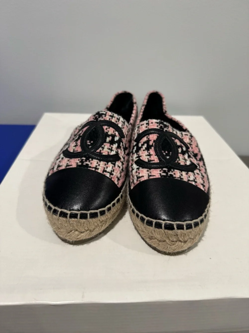 $780 Chanel
Chanel Black/Pink Tweed And Leather CC Cap
Toe Flats size 35 - Picture 5 of 11